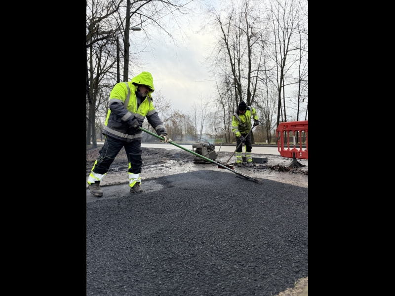 Bedrīšu remonts ar pilno tehnoloģiju, izmantojot karstā asfaltbetona maisījumu