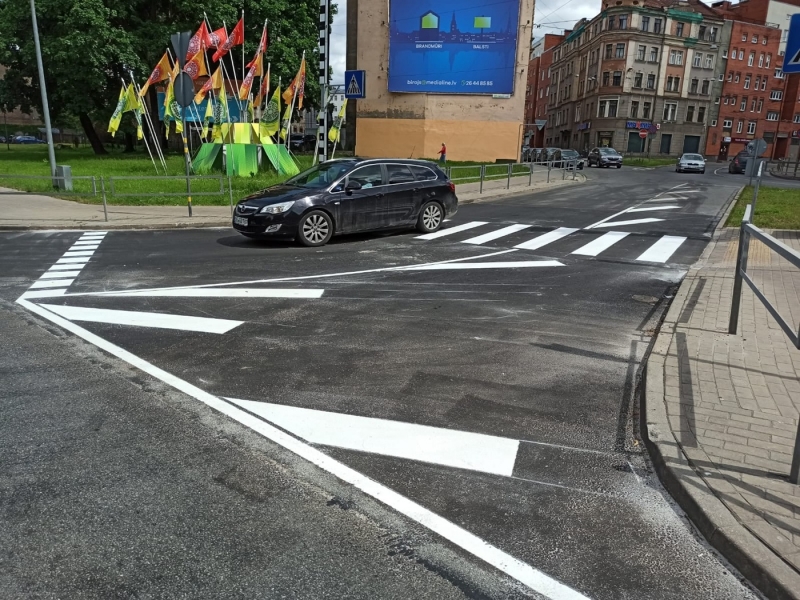 Ceļa horizontālo apzīmējumu uzklāšana