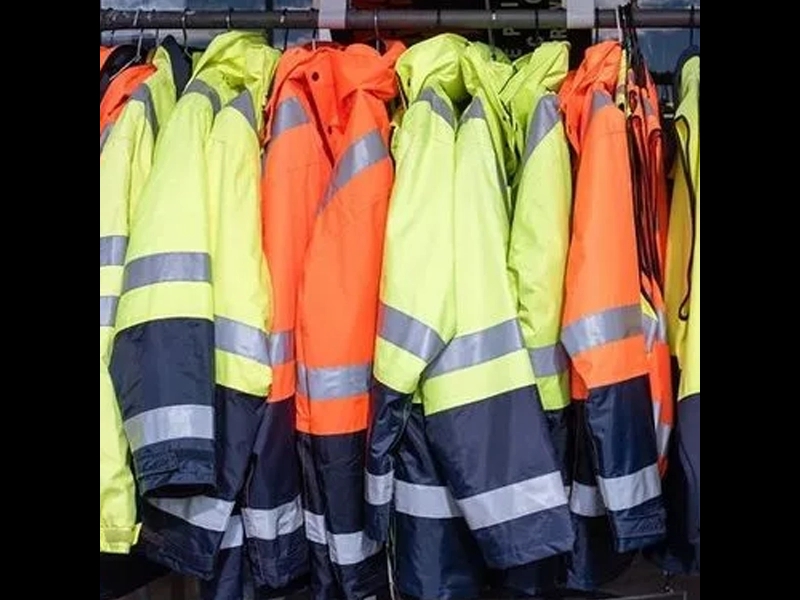 Darba apģērbs ar augstu redzamību