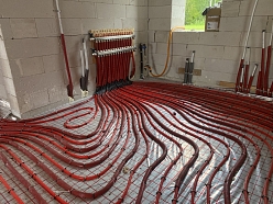 Silto grīdu montāžā, kolektora pieslēgšana