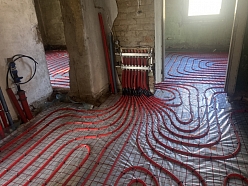 Silto grīdu montāžā, kolektora pieslēgšana