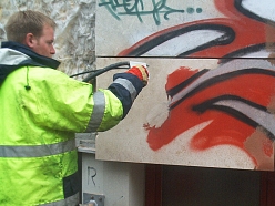 Grafiti un citu krāsojumu saudzīga tīrīšana