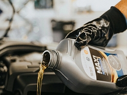 Motoreļļas maiņa autoservisā