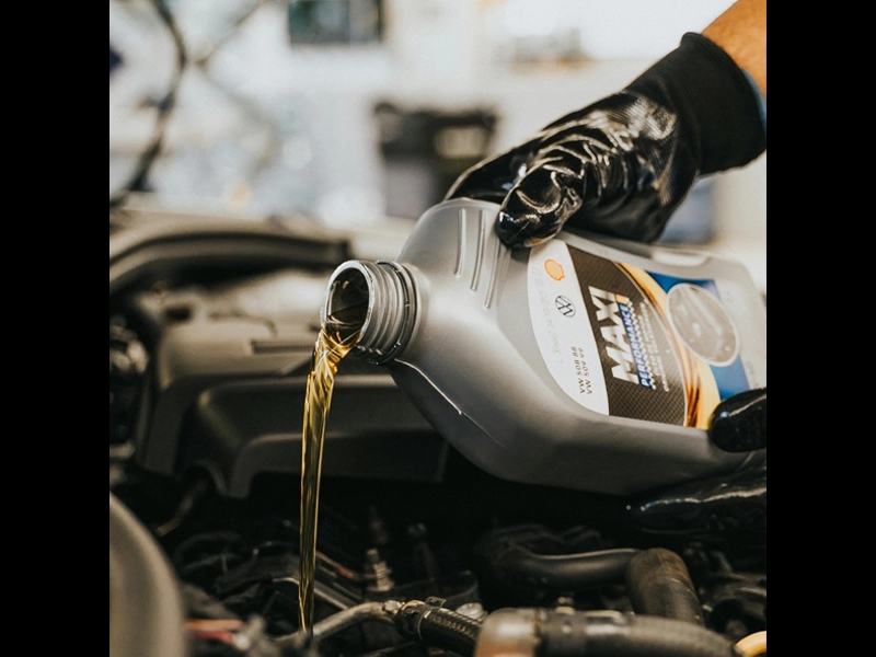 Motoreļļas maiņa autoservisā