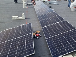 Uz plakaniem jumtiem uzstādāmās saules paneļu sistēmas