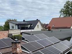 Saules bateriju uzstādīšana uz ēkas jumta