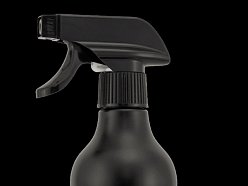 Stikla tīrītājs ar nano pārklājumu, kas nodrošina ilgāku tīrību.