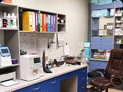 Veterinārās klīnikas aprīkojums un laboratorijas zona dzīvnieku izmeklējumiem