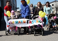 Valmieras jaunie vecāki apvienojās "Lielajā ratu pastaigā"