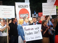 Nedēļas sākumā pie valdības ēkas pulcējās vairāki simti cilvēku, lai protestētu pret lēmumu Latvijā uzņemt 250 bēgļus.