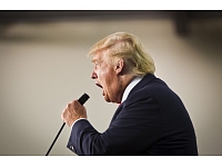 Amerikas Savienoto Valstu prezidenta amata kandidāts Donalds Tramps vēlētājiem demonstrē savas lieliskās dziedāšanas prasmes.  Foto: Reuters/ Scanpix