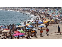 Atpūtnieki Barselonā, Spānijā izbauda pēdējās vasaras dienas. Šogad Spānija sasniegusi rekordlielu tūristu skaitu - 68 miljoni ārvalstu tūristu atvaļinājumu baudījuši karstasinīgajā Spānijā. Foto: Reuters/ Scanpix