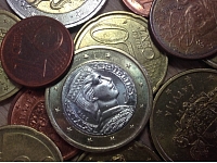Turpina samazināties apgrozībā esošo eiro monētu ar tautumeitas attēlu skaits. Gadu un astoņus mēnešus pēc eiro ieviešanas Latvijā šo monētu ir vien 74%.