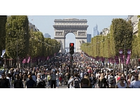 Lai samazinātu gaisa piesārņojumu pirms decembrī gaidāmās ANO klimata konferences, Parīzē uz dienu tika aizliegta auto satiksme.