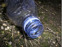 Liepājā atrastas divas zemē ieraktas puslitra pudeles ar dzīvsudrabu.