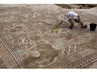 Arheologi Izraēlā atraduši 1700 gadus vecu romiešu ēras mozaīkas grīdu.
