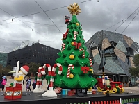 Pasaule gatavojas Ziemassvētkiem! Lūk, Austrālijā Ziemassvētku eglīte taisīta no lego klucīšiem.