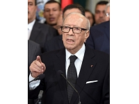 Pēc uzbrukuma prezidenta apsargiem Tunisijas prezidents Bedži Saids Esebsi izsludinājis valstī ārkārtas stāvokli un noteicis komandantstundu.