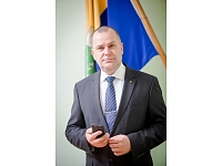 Valmieras pilsētas pašvaldības domes priekšsēdētājs Jānis Baiks: Laiks ir dārgākais, kas mums ir.  Mūsu pašu izvēle, kam to veltām. Lai Jaunajā gadā Jums pietiek laika gan ģimenei, gan darbam, gan atpūtai!