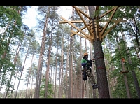 Jūnijā sākās Gaujas Stāvo krastu Sajūtu parka jaunā aktīvās atpūtas un tūrisma objekta - takas kokos konstrukciju izgatavošana. Jaunais atpūtas parks valmieriešiem un pilsētas viesiem bija atvērts visu vasaras tūrisma sezonu. Foto: Valmiera24.lv