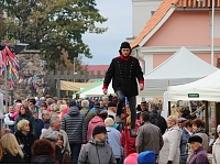 10.oktobrī, Valmieras rātslaukumā un vecpilsētā notika tradicionālais Simjūda gadatirgus, kuram šogad aprit 20 gadu kopš tā atjaunošanas 1996.gadā. Foto: Valmiera24.lv