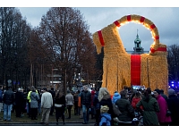 Zviedrijā nodedzināts pilsētas Jēvles ikgadējais rotājums - salmu āzis. Rotājums pirmo reizi tika uzstādīts 1966.gadā. Šī jau ir 34 reize, kad āzis nodedzināts.