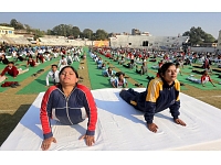 Pasaulslavenās Bikrama jogas dibinātājam Bikramam Čaudhuri par seksuālu uzmākšanos jāsamaksā sods 6,47 miljoni ASV dolāru apmērā. Foto: LETA/EPA
