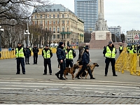 Valsts policijas darbinieki leģionāru piemiņas pasākumu laikā Rīgā, pie Brīvības pieminekļa, aizturējuši Kremlim pietuvināto 