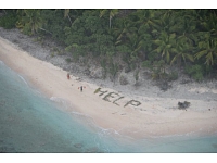Trīs vīrieši izglābti no vientuļas salas pēc tam, kad viņi bija no palmu lapām izveidojuši piekrastē vārdu 
