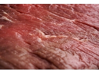 ASV kāds vīrietis nozaga steiku gaļu lielveikalā 