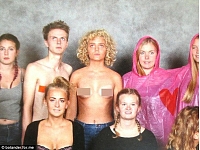Zviedrijā kāda skolniece savā klases fotogrāfijā fotografējusies ar kailām krūtīm. Meitene šādā veidā vēlējusies vērst uzmanību uz sieviešu un vīriešu nevienlīdzību.