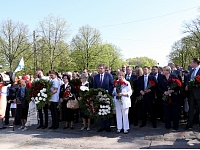 Rīgas domes priekšsēdētājs Nils Ušakovs, vairāku valstu vēstnieki, Otrā pasaules kara veterāni un viņu tuvinieki 9.maijā Rīgā, Uzvaras parkā, nolika ziedus pie pieminekļa padomju armijas karavīriem.