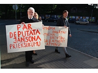 Pie Saeimas pulcējās ap 60 cilvēku, lai paustu atbalstu grozījumiem Okupācijas muzeja likumā, kas pavērtu iespēju muzeja rekonstrukcijas uzsākšanai un 