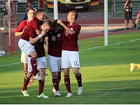 Latvijas futbola izlase Baltijas kausa izcīņas spēlē Liepājā ar rezultātu 2:1 pārspēja Lietuvas valstsvienību.