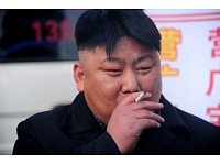 Ziemeļkorejas kampaņa pret smēķēšanu cietusi neveiksmi, jo pat tās līderis Kims Čenuns nav atmetis kaitīgo ieradumu.