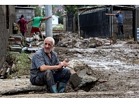 Vismaz 20 cilvēki gājuši bojā spēcīgu lietusgāžu izraisītos plūdos Maķedonijas galvaspilsētā Skopjē.
