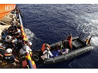 Itālijas krasta apsardze pirmdien koordinēja apmēram 6500 migrantu izglābšanu Vidusjūrā pie Lībijas, un šī bija viena no noslogotākajām migrantu dzīvību glābšanas dienām pēdējo gadu laikā. Foto: AFP/ LETA
