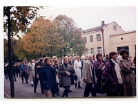 Vidzemes augstskolas (ViA) studentu, pasniedzēju un organizētāju gājiens no Sīmaņa baznīcas uz ViA ēku Tērbatas ielā atklāšanas dienā, 1996.g. 24.septembrī