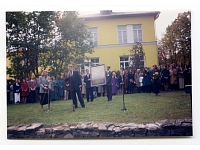 ViA atklāšanas dienā sveic valsts prezidents Guntis Ulmanis un dāvina gleznu, 1996.g. 24.septembrī