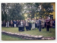 ViA atklāšanas dienā sveic Vidzemes pašvaldību pārstāvji,  vadītājs piesaka madonieti Uldi Ārentu (tumšajā uzvalkā); priekšplānā no kr. 2.- Cēsu raj. pašvaldības pr. Niklass, ViA projekta realizācijā piedalījās 7 rajoni - Alūksnes, Cēsu, Limbažu, Gulbenes, Madonas, Valkas un Valmieras. Foto 1996.g. 24.septembrī.
