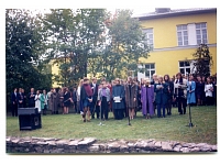 Studentu grupa izpilda apsveikuma runas dziesmu augstskolas atklāšanas dienā, 1996.g. 24.septembrī