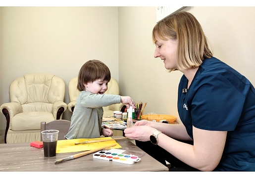 Kā bērniem ar autiska spektra traucējumiem var palīdzēt mākslas terapija? Skaidro speciāliste