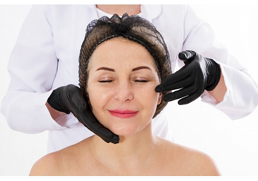 Kāpēc izvēlēties sejas liftingu Dr. J. Ģiļa plastikas klīnikā?