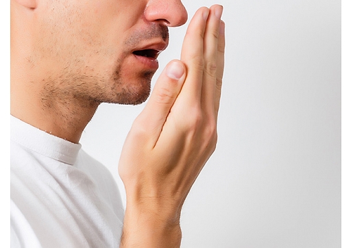 Kas izraisa sliktu elpu, un kā to uzlabot ikdienā