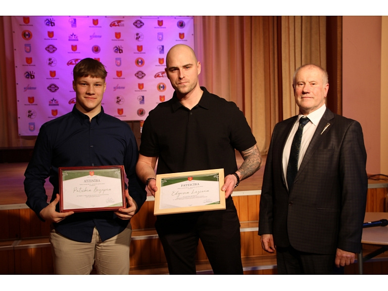 Foto: No kreisās - Patriks Bērzups, Edgars Lazdiņš un Valkas novada pašvaldības Izglītības, Sporta un Jaunatnes nodaļas vadītājs Rolands Rastaks; autors: Valkas novada pašvaldība