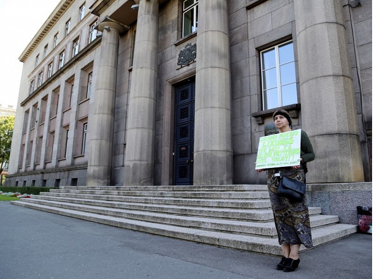 Kāda sieviete piketējot pie Ministru kabineta ēkas, cerējusi panākt, ka viņai atkal tiek izmaksāti sociālie pabalsti.