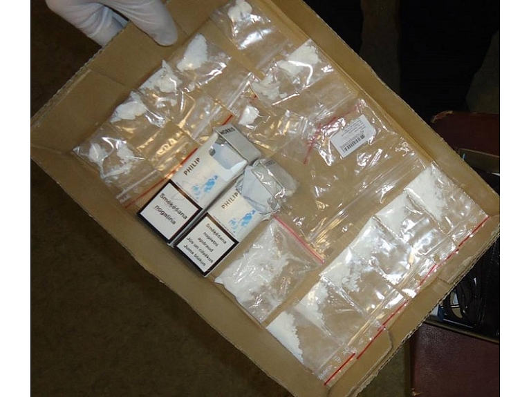 Ceturtdien, 20.augustā, Valsts policija Vecmīlgrāvī aizturēja 1982.gadā dzimušu vīrieti, pie kura atrada 20 gramus kokaīna. Melnajā tirgū šāds daudzums kokaīna var maksāt aptuveni 2000 eiro. Foto: Valsts policija