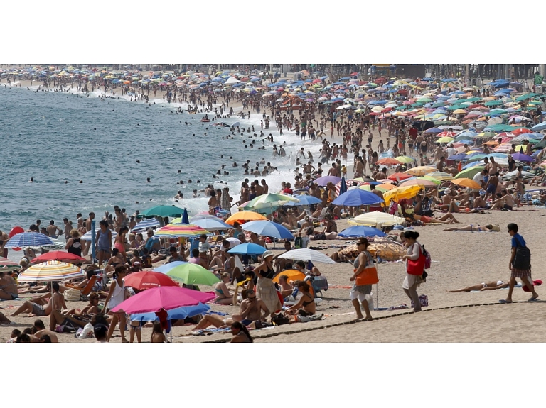 Atpūtnieki Barselonā, Spānijā izbauda pēdējās vasaras dienas. Šogad Spānija sasniegusi rekordlielu tūristu skaitu - 68 miljoni ārvalstu tūristu atvaļinājumu baudījuši karstasinīgajā Spānijā. Foto: Reuters/ Scanpix