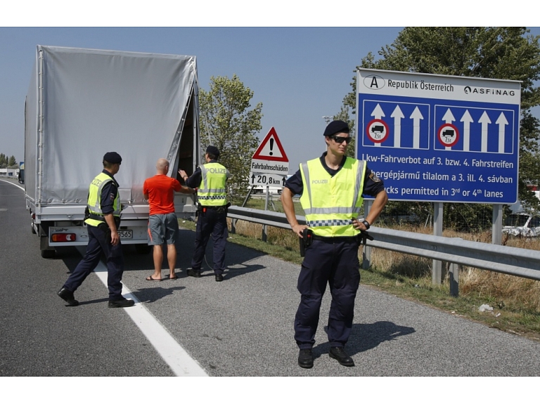 Uz viena no Austrijas lielceļiem atrasta pamesta kravas automašīna, kurā glabājušies vairāk nekā 70 imigrantu līķi.