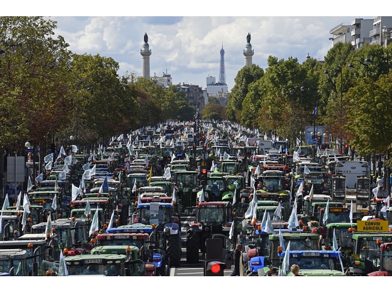 Parīzē sākusies lauksaimnieku protesta akcija, kuras laikā uz Francijas galvaspilsētu dodas vairāk nekā pusotrs tūkstotis traktoru.